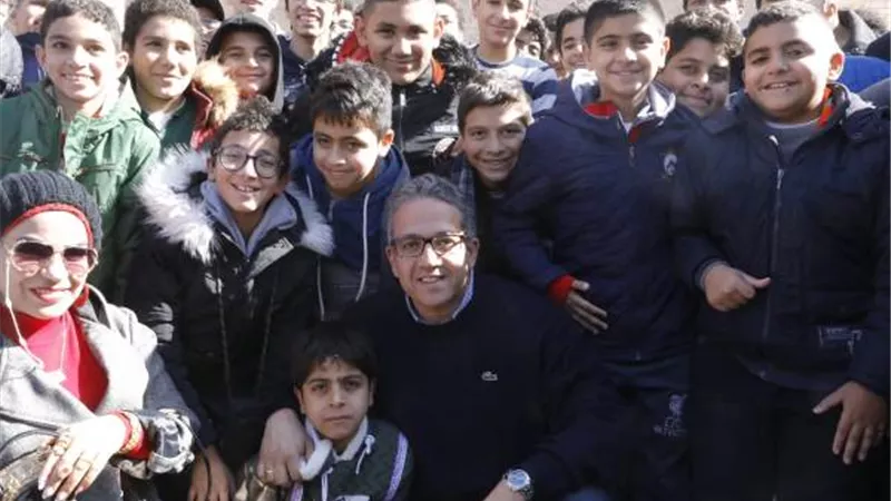 على هامش الزيارة تلاميذ مدارس المنيا يلتقطون الصور التذكارية مع العنانى