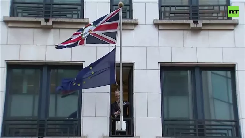 الممثلية البريطانية لدى بروكسل تنزع العلم الأوروبي عن مبناها (فيديو)