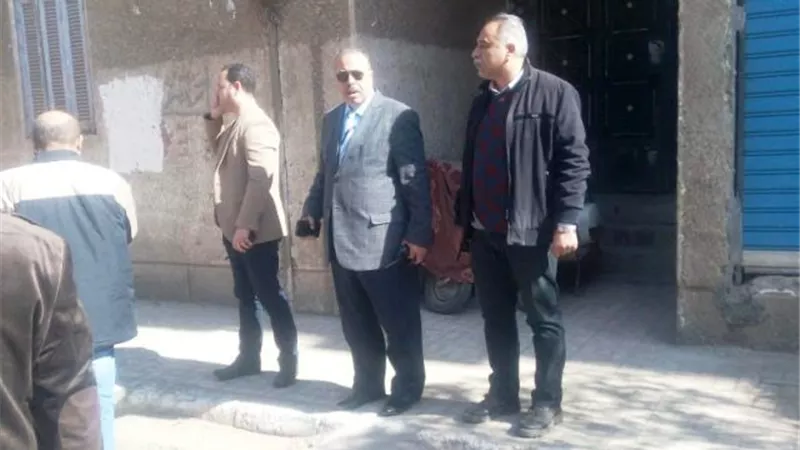 حملة مكبرة لإزالة الاشغالات والمحلات المخالفة بالوحدات السكنية بغرب أسيوط.. بالصور