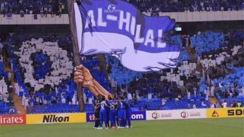 مفاجأة.. حماهير الهلال تهتف للاهلى امام فندق الاقامة