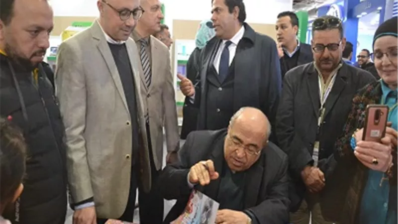 الفقى يوقع كتبه بمعرض الكتاب