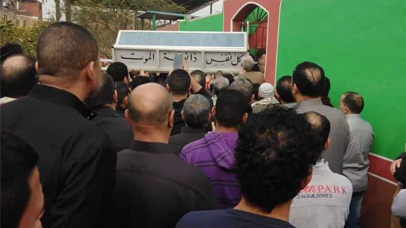 أهالى زفتى يشيعون جثمان الصحفية زكية ودفنها بمقابر العائلة