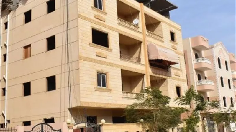 جهاز القاهرة الجديدة يمنع التعدى على 3 وحدات سكنية سبق سحبها بالتجمع الخامس بالمدينة