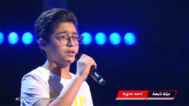 متسابق مصرى يشعل مسرح ذا فويس بأغنية لعدوية وينضم لفريق حماقى