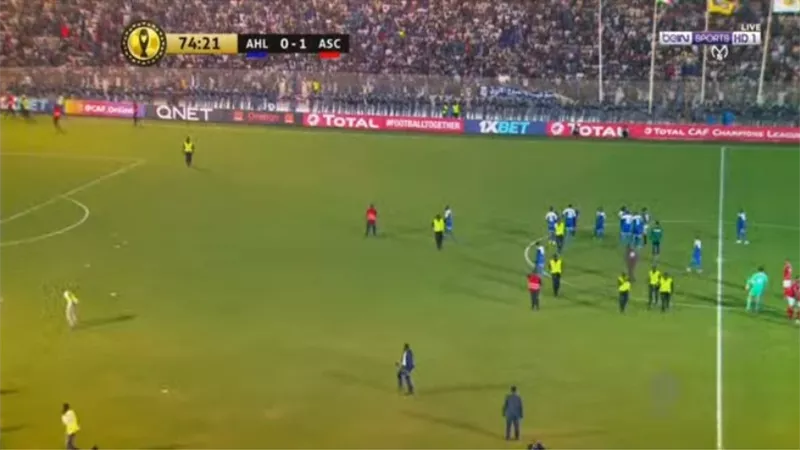 جمهور الهلال السودانى يقتحم ملعب مباراة الأهلي والأمن يتدخل لعودة الانضباط