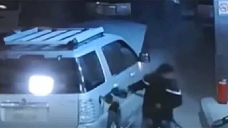سعودي ينقذ سيارة من الانفجار داخل محطة بنزين