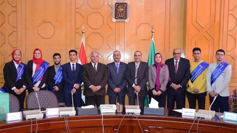 محافظ الإسماعلية يستعرض أنشطة الاتحادات الطلابية .صور