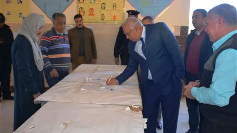 محافظ الوادى الجديد يشكل لجنة لمعاينة المطبات الصناعية وإصلاحها بالشوارع