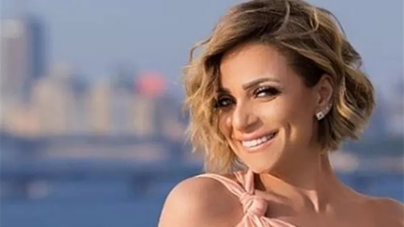 بالفيديو: ريم البارودى امام الحرم المكى
