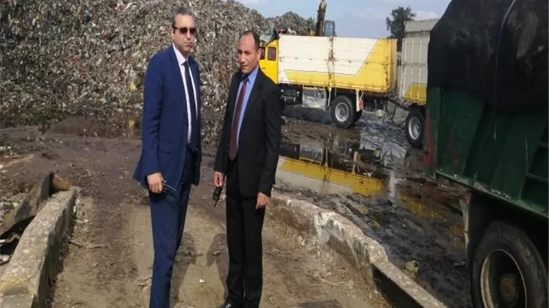 أحمد عطا يشارك فى أعمال نقل تراكمات القمامة من مصنع التدوير بالمحلة الكبرى