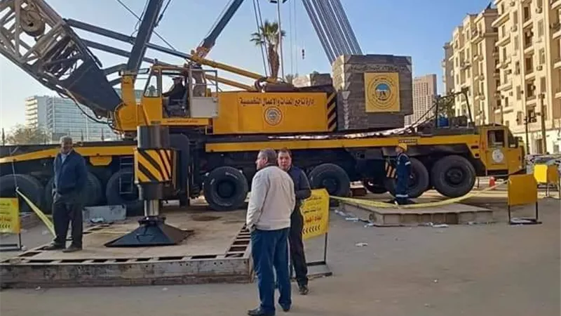 بدء تركيب مسلة رمسيس الثاني بميدان التحرير