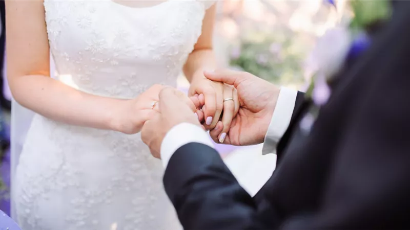 عروس تبتكر فكرة غريبة لتعويضها تكاليف الزواج وحفل الزفاف