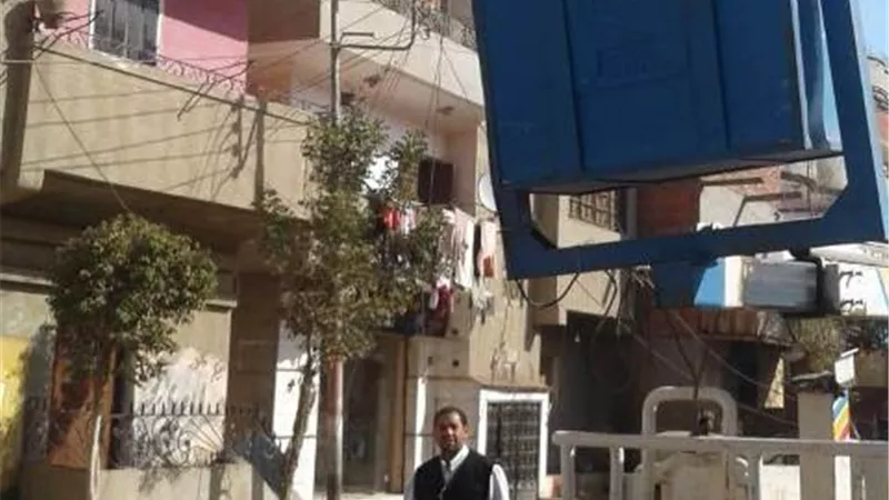 رئيس مدينة الزقازيق ونائباه يقودون حملات النظافة والتجميل واصلاح الكهرباء