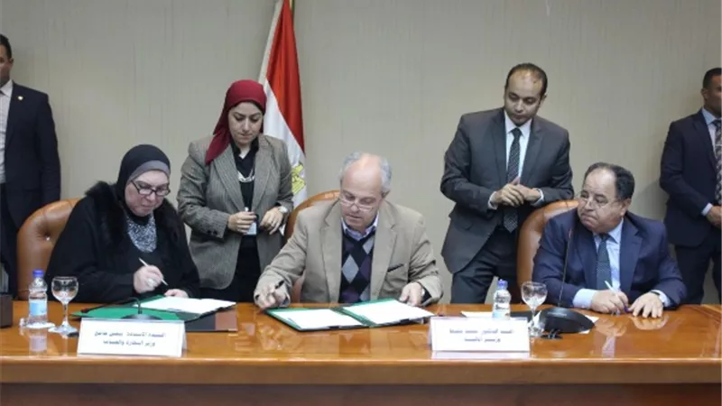 وزيرا المالية والتجارة والصناعة يُوَّقعان ٣١ «اتفاق تسوية» للمستحقات المتأخرة للمصدرين