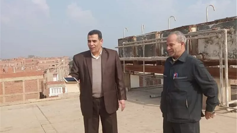 مدير تعليم قها يصعد أعلي أسطح المدارس ..تعرف علي السبب