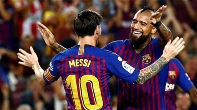 اسرار مشادة بين ميسي وفيدال في برشلونة