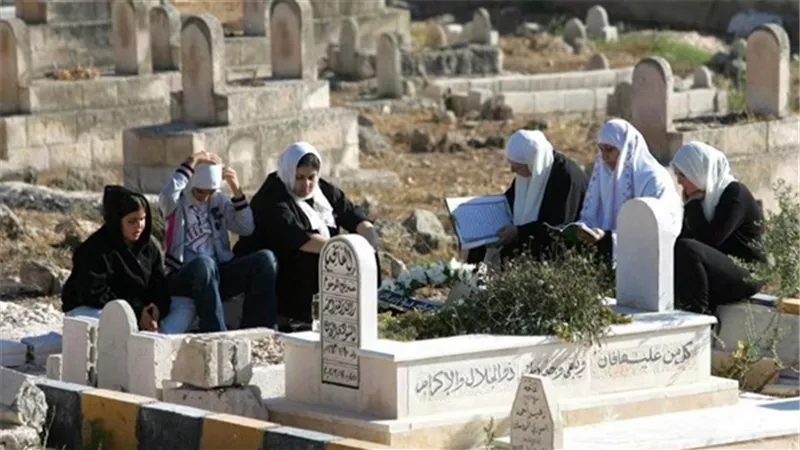 هل قراءة الفاتحة للمتوفى بعد صلاة الجنازة..بدعة؟