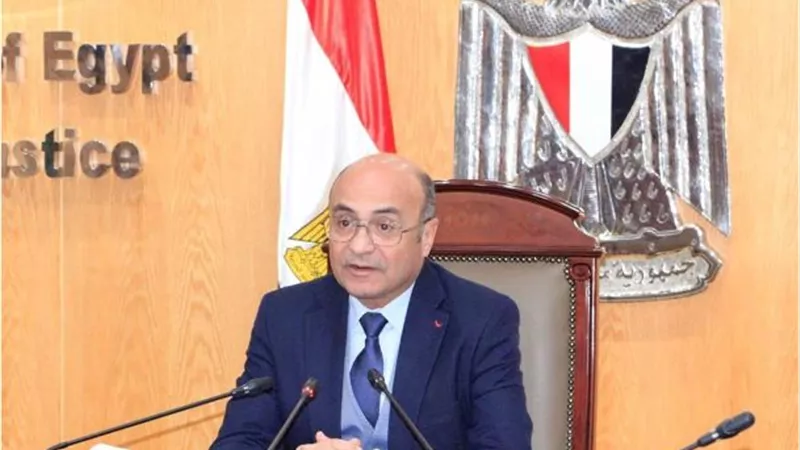وزير العدل يجتمع مع عدد من مساعديه لبحث متابعة العمل بمكاتب التوثيق