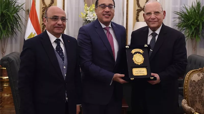 رئيس الوزراء يهدى وزير العدل السابق درع تكريم