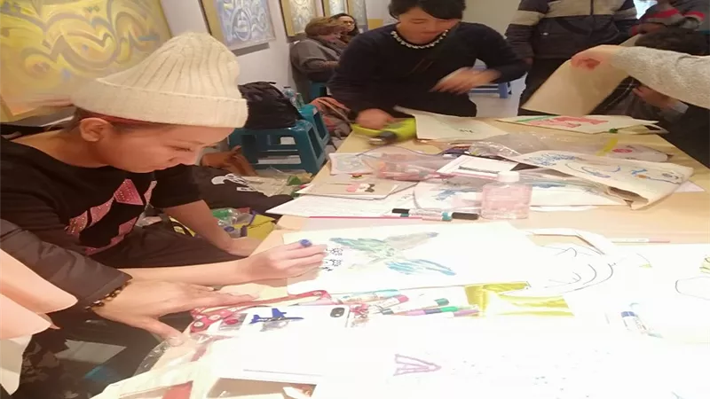 خبيرة يابانية تعلم الرسم والتصوير للمكفوفين من مؤسسة 
