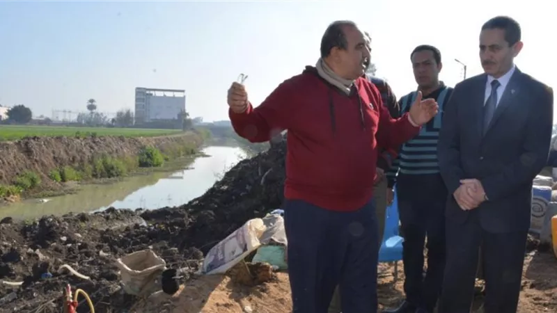محافظ الغربية .. يتفقد أعمال تدبيش مصرف قطور الكبير