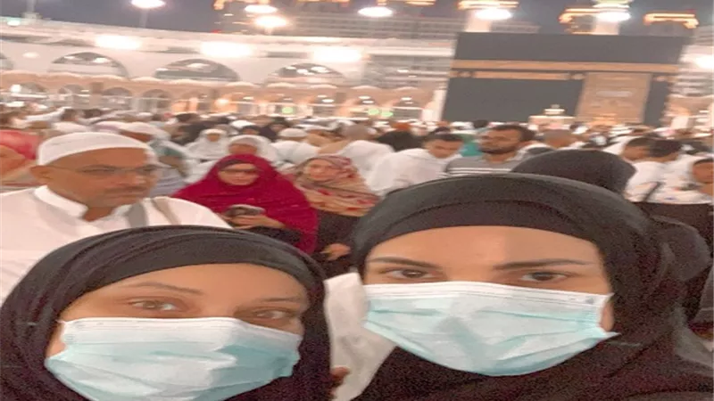 درة تؤدى مناسك العمرة 