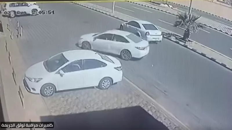 العثور على جثة شاب مقتولا داخل سيارة وعليها أثار تعذيب.. فيديو