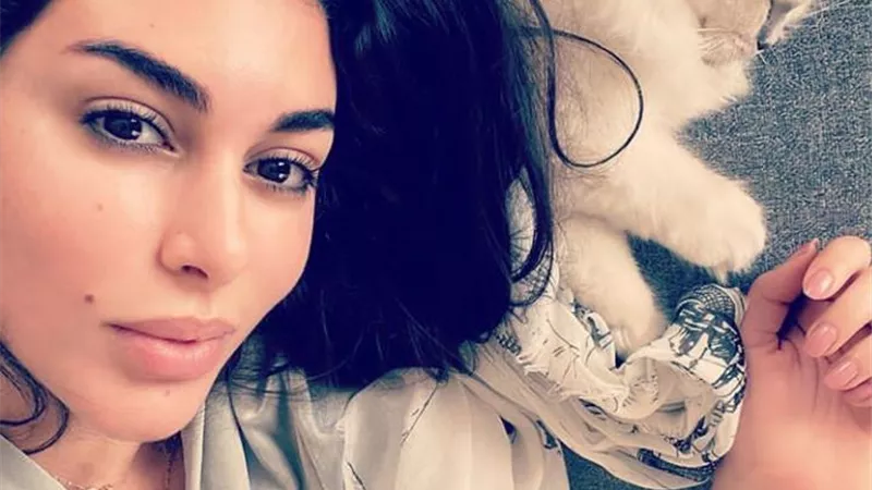 إطلالة جذابة وظهور متألق للفنانة ياسمين صبرى