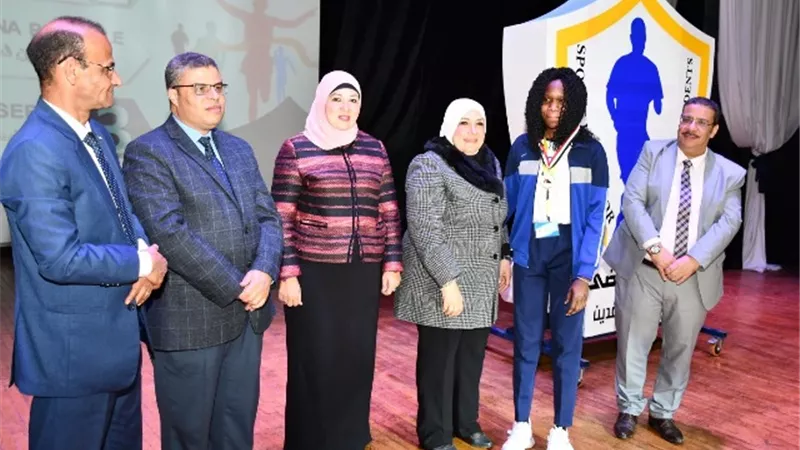 جامعة القاهرة تفوز بالدرع العام للملتقى الرياضى للوافدين بقناة السويس