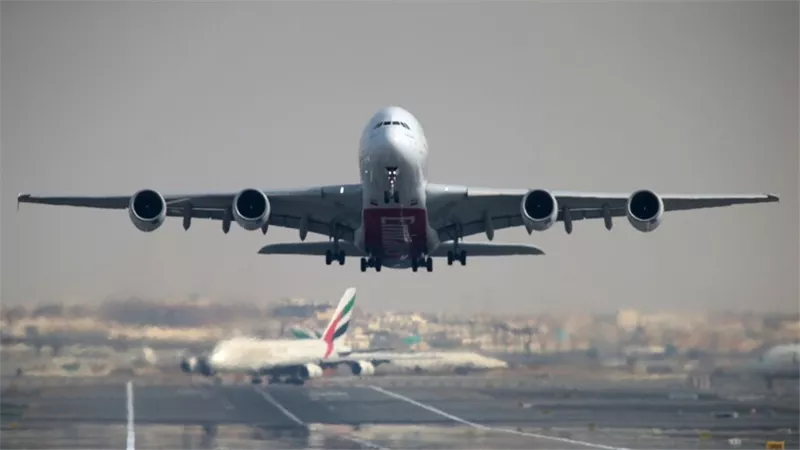 مطار دبي يسجل أول تراجع سنوي