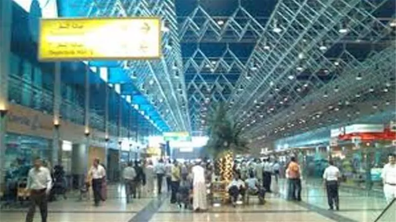 عزل 12 راكبا بالمطار بسبب شهادات الحمي الصفراء
