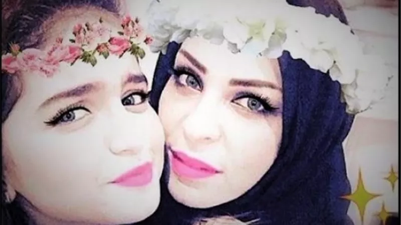 هجوم حاد على فنانة مشهورة بعد إعلانها مقاضاة والدتها بتهمة سرقتها