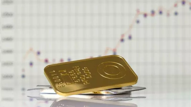 الذهب يرتفع بفضل الطلب على الملاذات الآمنة بسبب فيروس كورونا