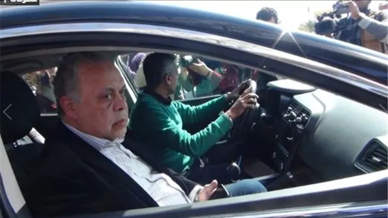 اشرف زكى أول الحاضرين فى جنازة شقراء السينما نادية لطفى .. فيديو