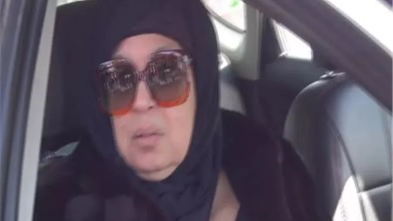 سمير صبرى وفيفى عبده والاب دانيال فى جنازة الفنانة نادية لطفى