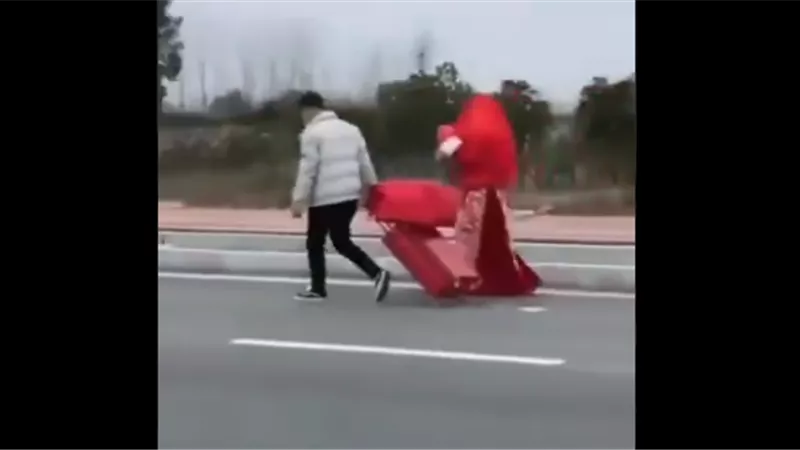 عريس ينقل عروسته لعش الزوجية سيرا على الاقدام بسبب كورونا