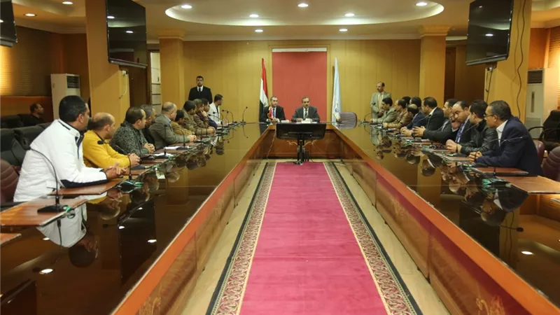 محافظ كفرالشيخ يناقش سبل العمل بالمتابعة الميدانية بمراكز ومدن المحافظة