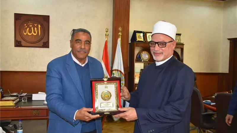 محافظ مطروح يكرم مديرى عموم منطقة مطروح الازهرية