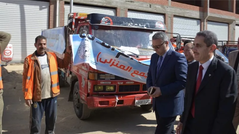 محافظ الغربية ونائبه .. يتفقدان إصطفاف معدات الجمع المنزلي للقمامة