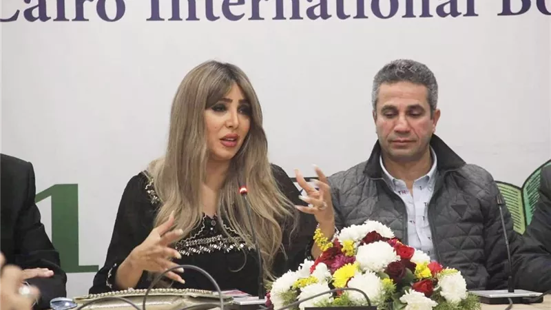 إيمان ابوطالب تحتفل بتوقيع كتاب 