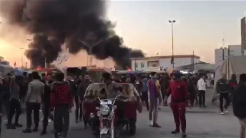 إطلاق نار وحرق خيم المعتصمين في محافظة النجف.. فيديو