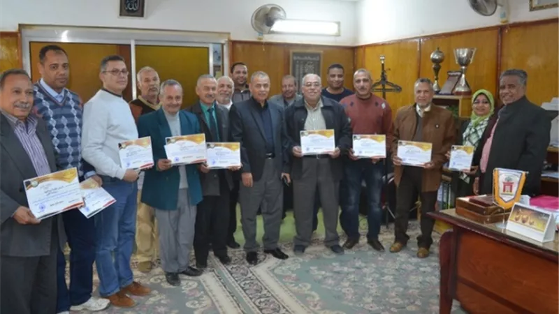 مدير تعليم الوادى الجديد يكرم أعضاء غرفة العمليات المركزية تقديرا لجهودهم