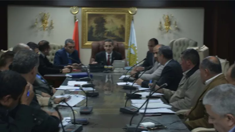 محافظ الغربية .. يطالب بالتصدى لظاهرة الأسواق العشوائية على مستوى المحافظة
