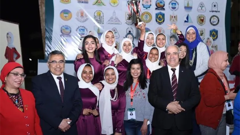 تسليم جوائز مسابقات أسبوع الفتيات في الحفل الختامي بجامعة الفيوم