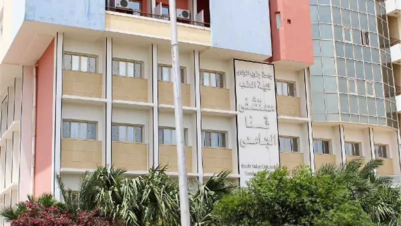 استئصال ورم بالمستقيم بالمنظار الجراحى لسيده بمستشفى الجامعه بقنا