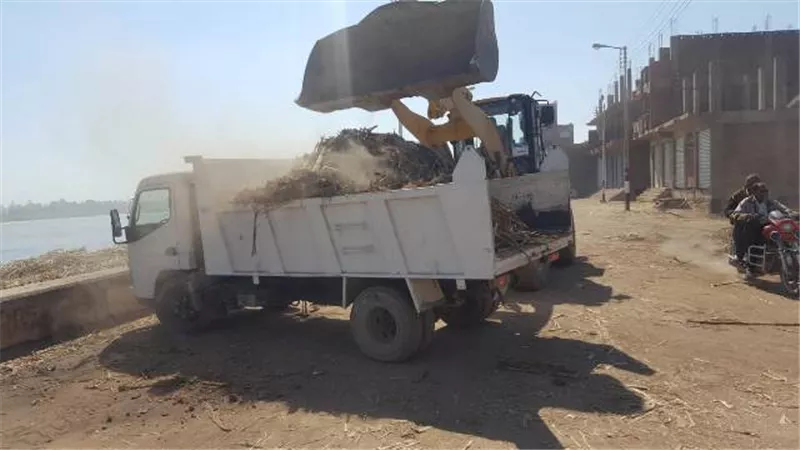 رفع ٨٢٨ طن مخلفات وتراكمات قمامة فى ٨ مدن بقنا