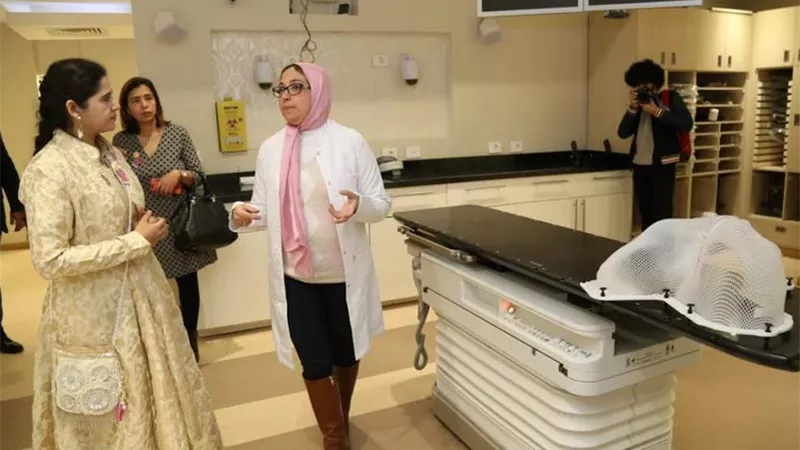 رائدة الاعمال الهندية هاربين ارورا تزور مستشفى بهية