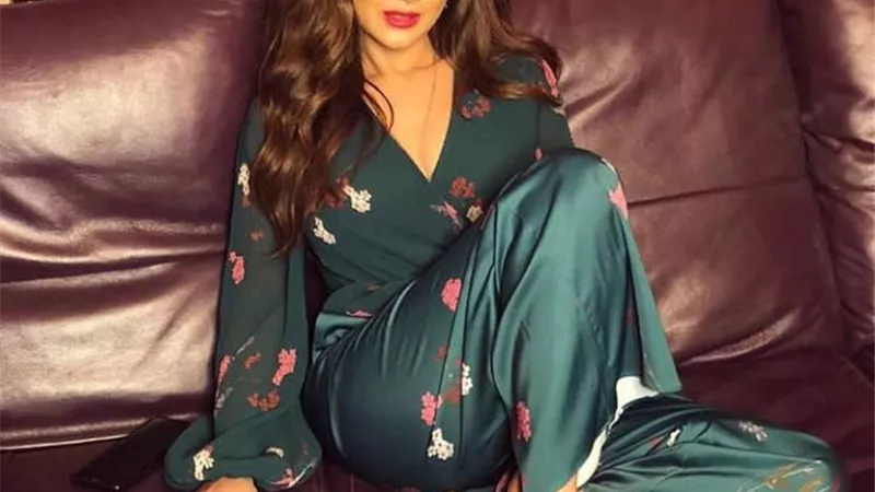 مى عمر تبهر متابعيها بأحدث ظهور لها