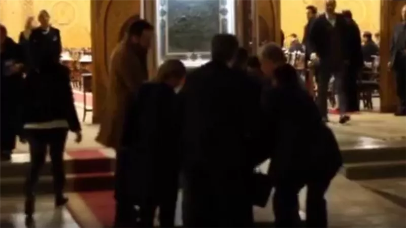 سقوط صفية العمرى فى عزاء نادية لطفى .. صور