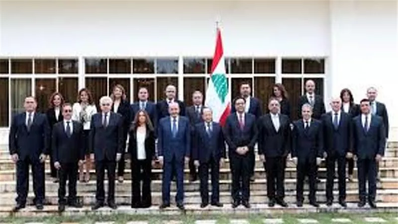 رويترز: حكومة لبنان ستأخذ خطوات مؤلمة ضمن خطة إنقاذ مالي